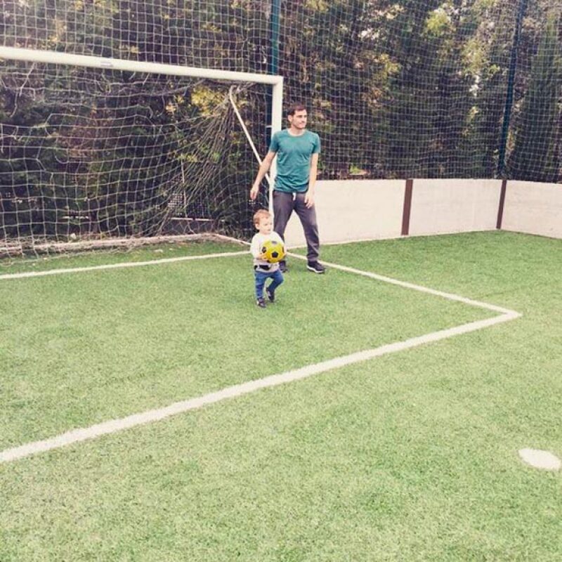 El deportista publicó esta encantadora imagen de su hijo en la cancha de futbol.