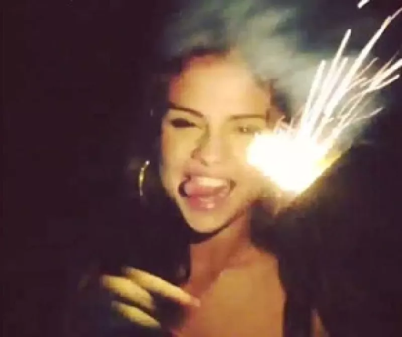 Fue el cantante quien confirmó el hecho este 5 de julio con una fotografía en Instagram, luego de que medios estadounidenses aseguraran que los vieron juntos en los festejos.