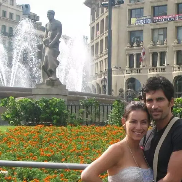 Los futuros esposos en Plaza Cataluña en Barcelona.