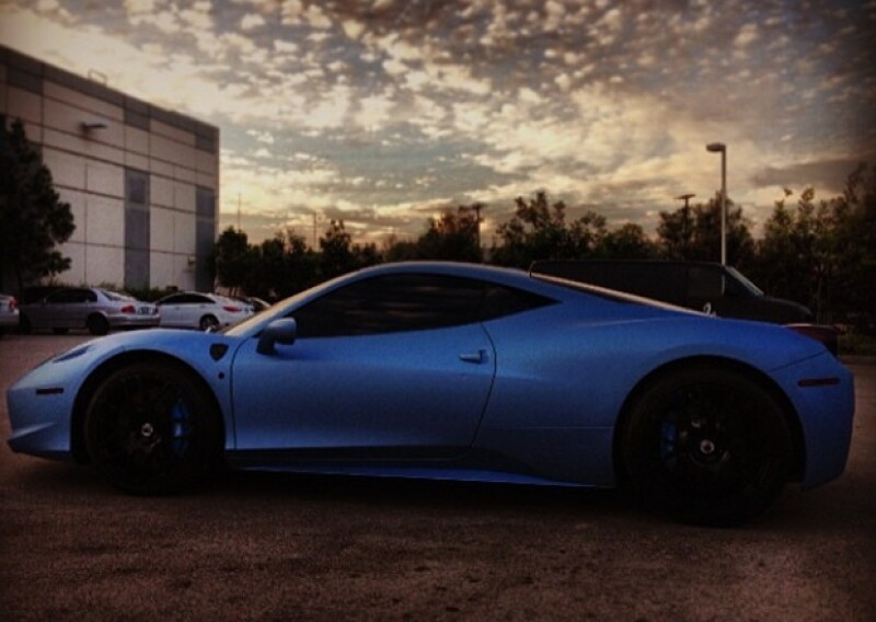 Justin Bieber es fan de los autos, pero el Ferrari azul lo ha usado pocas veces. .