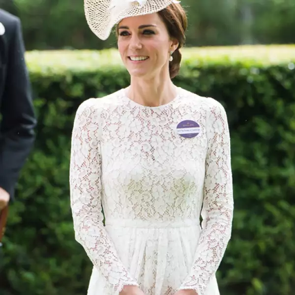 Kate llevó un vestido beige de encaje de Dolce and Gabbana que combinó con un sombrero de Jane Taylor.