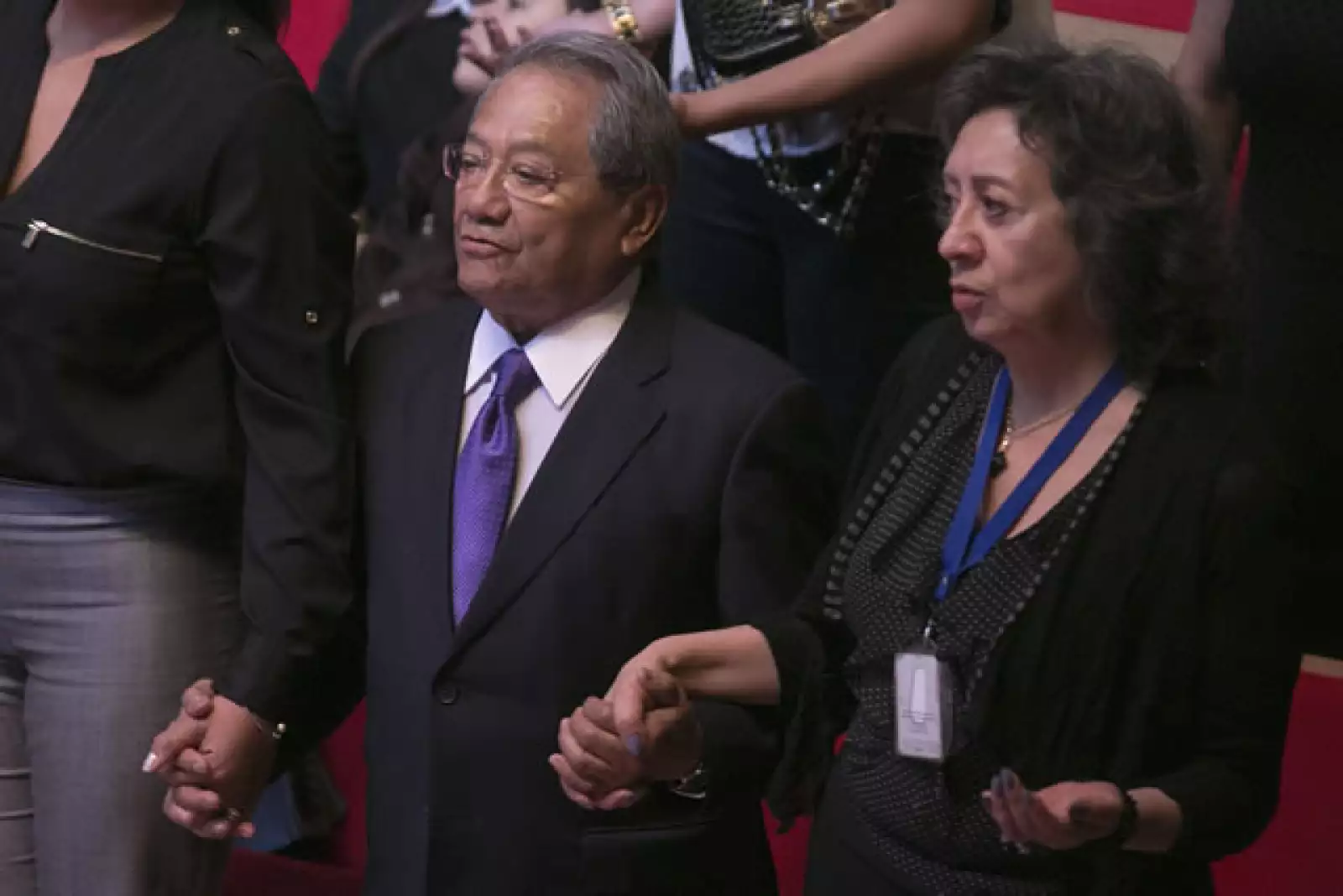 Armando Manzanero fue captado ofreciendo algunas oraciones por el descanso de Joan Sebastian.