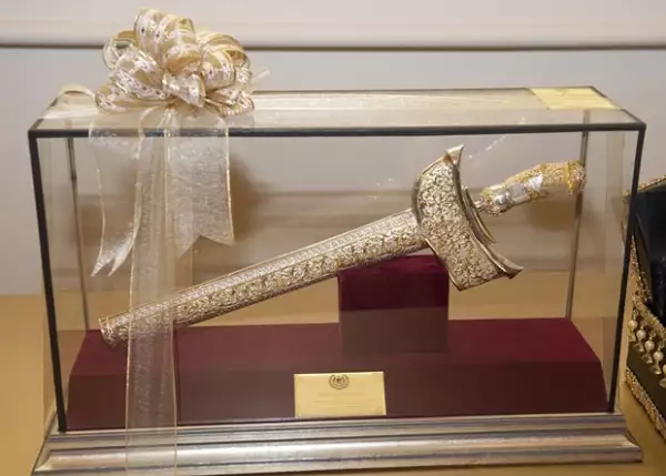 Guillermo recibió una espada de oro.