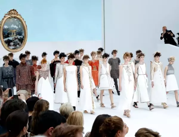 La mayoría de los vestidos blancos llevaban detalles en dorado, lo que le dio un toque bridal y angelical al show.