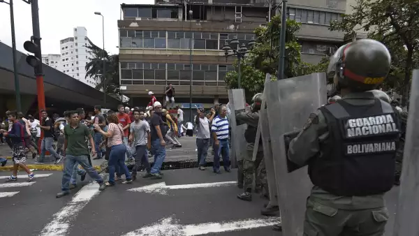 Un grupo de venezolanos se manifestó cerca del palacio presidencial ante la falta de alimentos en el país.