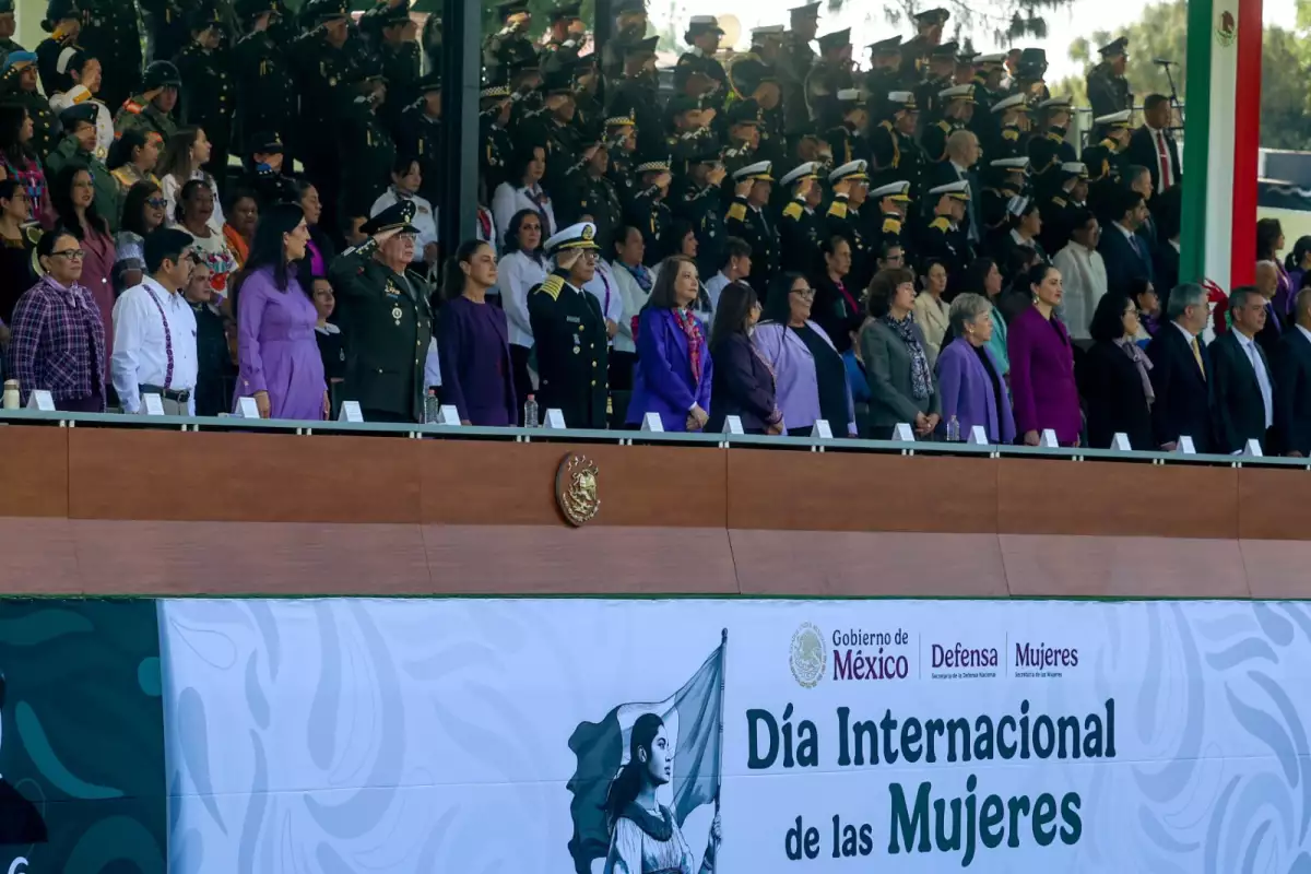 Sheinbaum reconoce a mujeres de las Fuerzas Armadas.