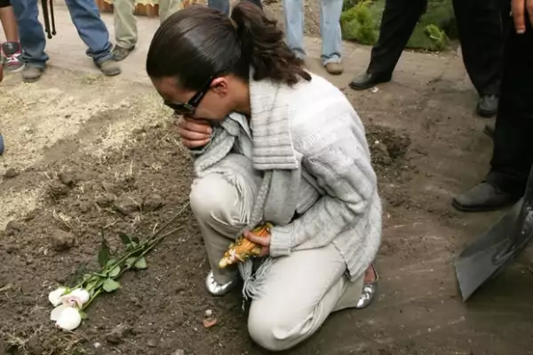 La pequeña fue despedida por su madre con dos rosas blancas y una rosa.