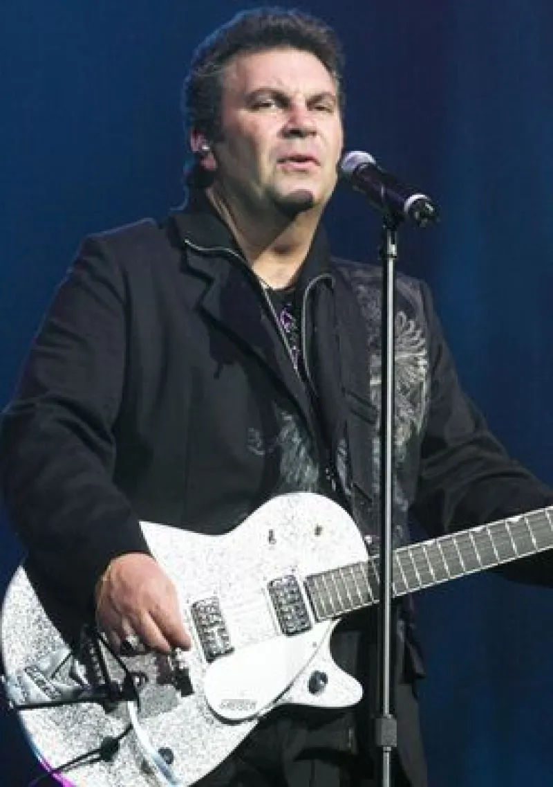 El cantante se hace acompañar además del cantautor guatemalteco Ricardo Arjona, para darle una nueva versión al tema "Mujeres".