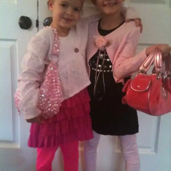 Denise Richards colgó esta imagen de sus hijas en su Twitter y explicó que sus nenas eran la cita de la actriz para ese día.