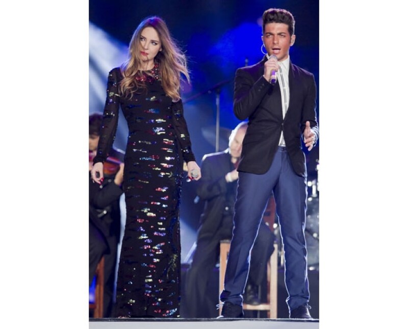 Usó un vestido negro con vivos de lentejuelas en el fondo para su colaboración con el trío italiano Il Volo.