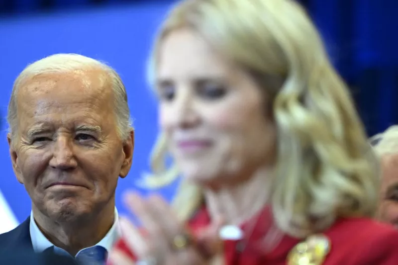 El presidente de los Estados Unidos, Joe Biden, escucha a Kerry Kennedy (R) mientras ella y los miembros de la familia Kennedy apoyan su campaña presidencial, en el Centro Recreativo Martin Luther King en Filadelfia, Pensilvania, el 18 de abril de 2024.