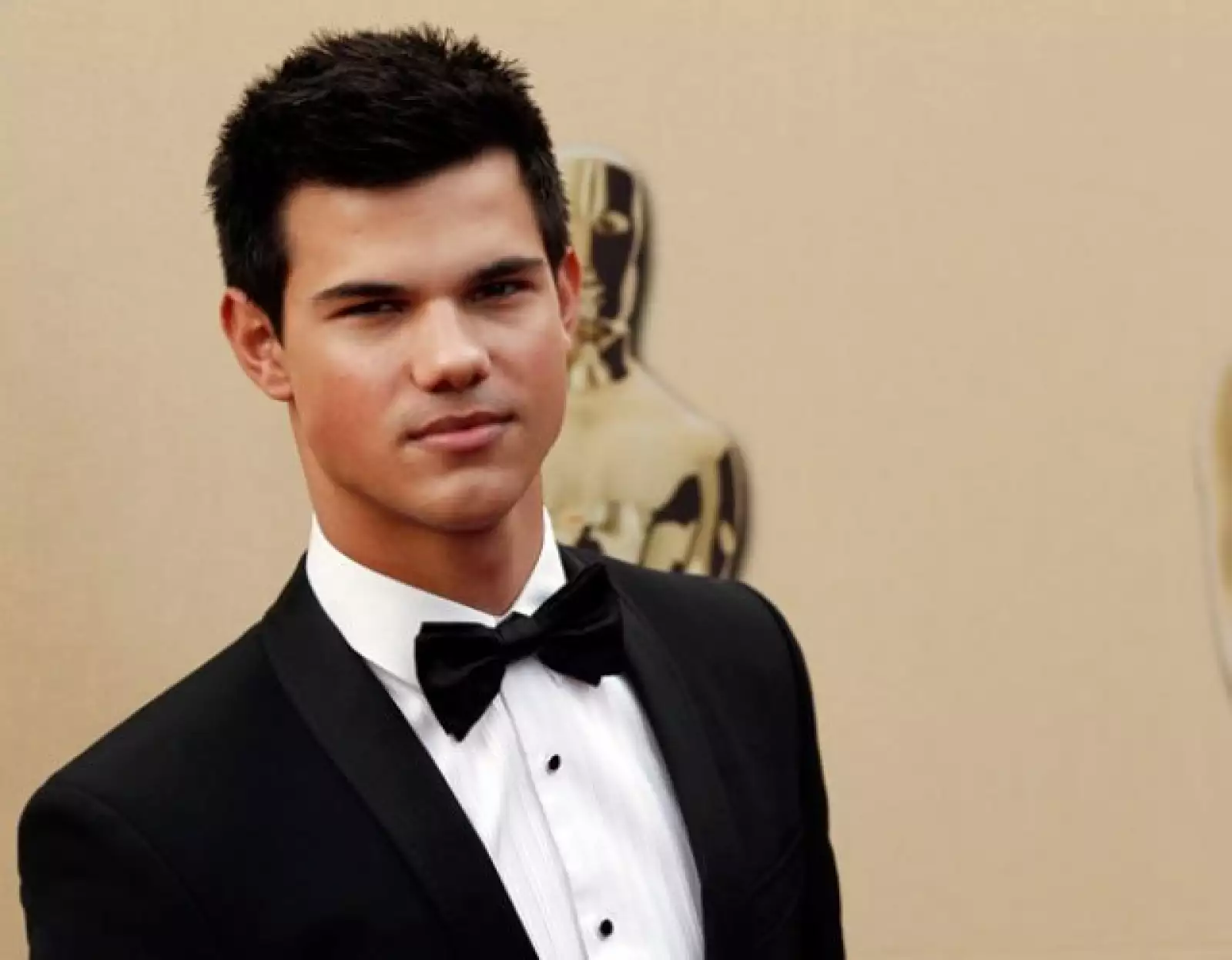 Le sigue Taylor Lautner, de 18 años, que interpreta al licántropo Jacob Black en la saga Crepúsculo.