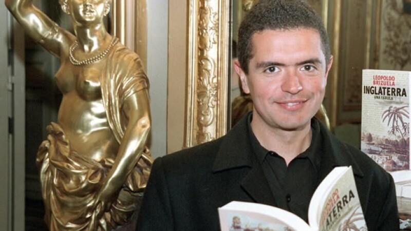 El escritor Leonardo Brizuela posa con su novela Inglaterra