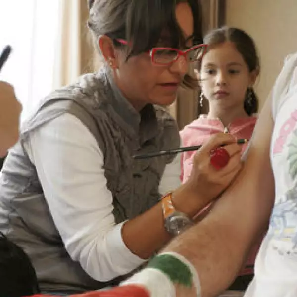 Manolo Cardona Backstage