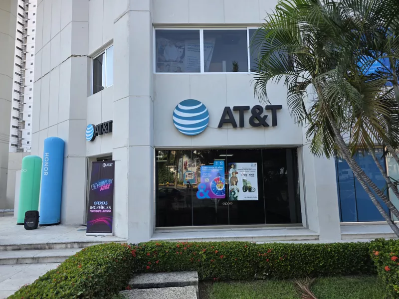 AT&T ya paga la factura del registro telefónico: pierde 668,000 usuarios de prepago 