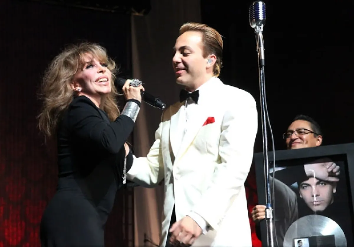 Cristian Castro ofreció un concierto la noche de ayer en el Auditorio Nacional y tuvo como invitados a sus padres.