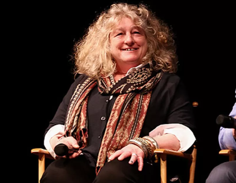 La diseñadora del vestuario de Mad Max: Fury Road recibió su premio con un outfit poco adecuado para una ceremonia tan glamourosa como ésta y resultó paradójico ante el título del reconocimiento.