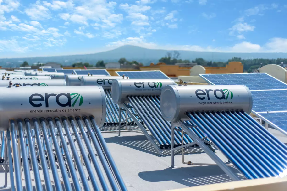 Azoteas de los edificios en Real Granada donde hay calentadores solares y celdas fotovoltaicas.