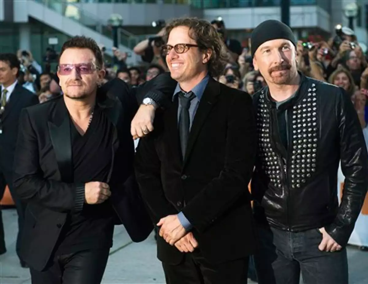 Bono, Davis Guggenheim y The Edge en la presentación del documental `From the Sky Down´.