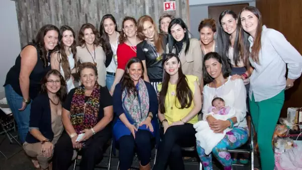 Entre cientos de pañales, chocolates, café y muchas risas, la actriz celebró la próxima llegada de su bebé, a la cual le pondrá Regina de nombre.