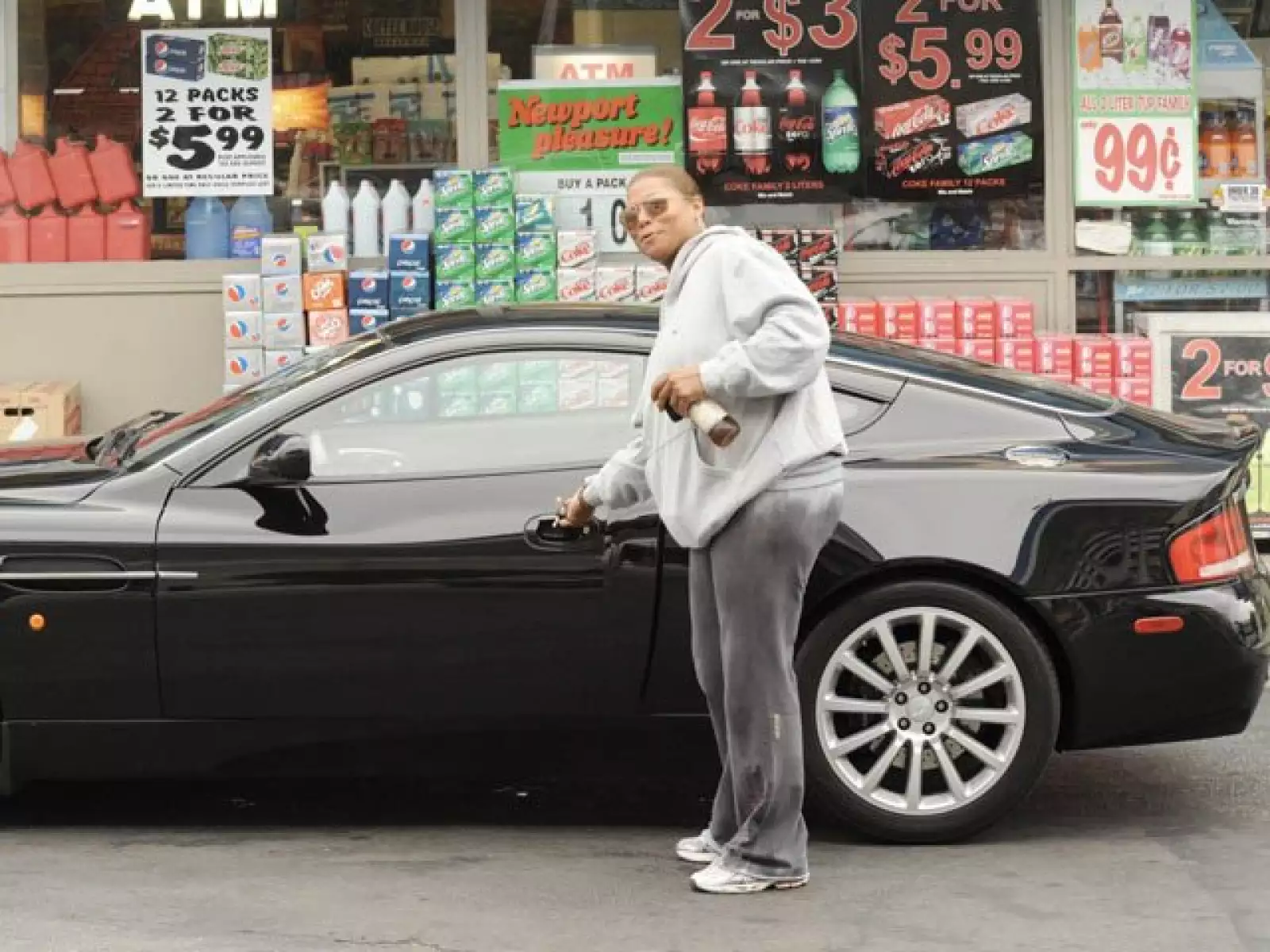 La actriz Queen Latifah tiene un deportivo Aston Martin.