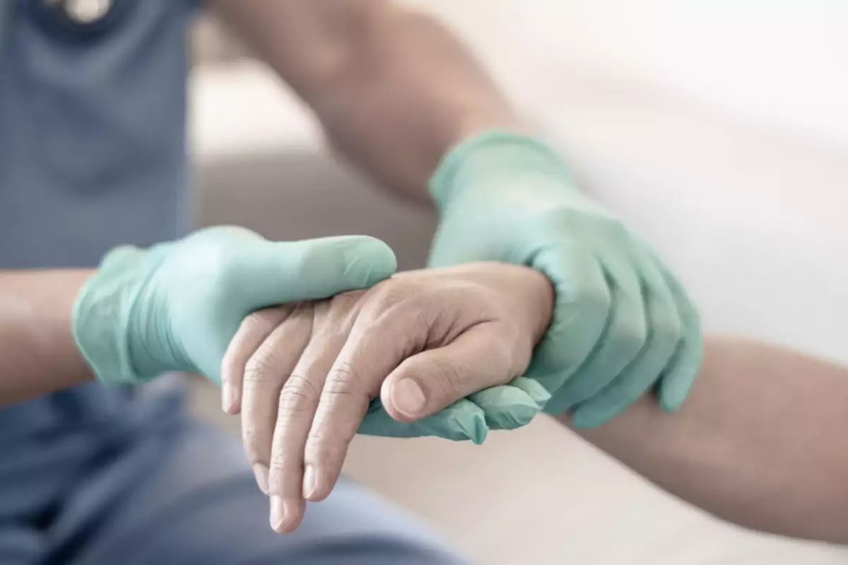 Cirujano, médico realiza operaciones quirúrgicas, anestesista o anestesiólogo sosteniendo la mano del paciente para comprobar el estado de la mano o apoyo en la sala de emergencias, concepto de atención médica. 