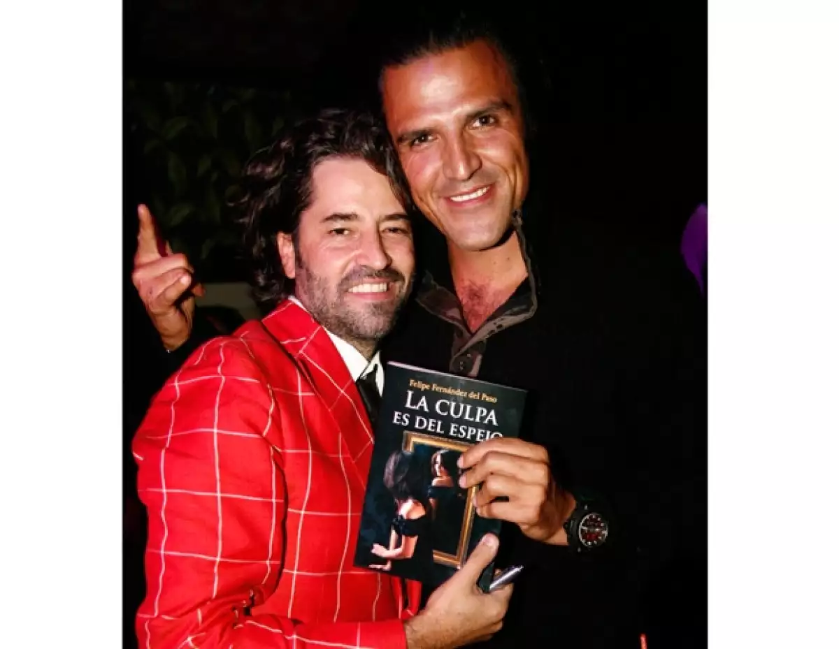 El nominado al Oscar celebró el lanzamiento de su primera novela, `La Culpa es del Espejo´, con una gran fiesta a la que acudieron Laura Esquivel, Bárbara Mori y Ana García Bergua, entre otros