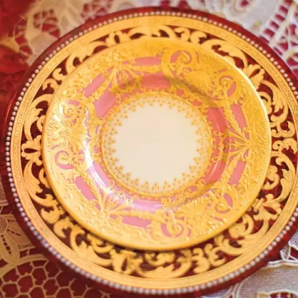 DE BUEN COMER. Posee una vajilla de cristal veneciano.