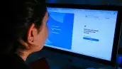 Usuaria de twitter inicia sesión en la red social.