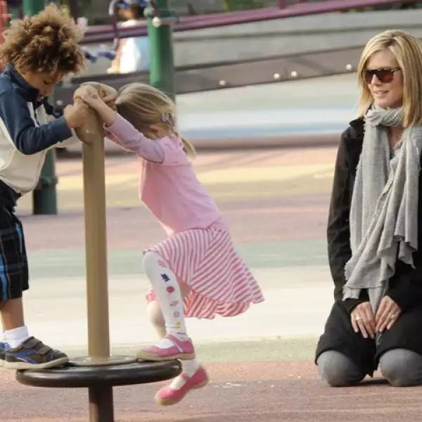 Heidi Klum pasa la tarde con sus hijos en un parque de Los Ángeles, California.