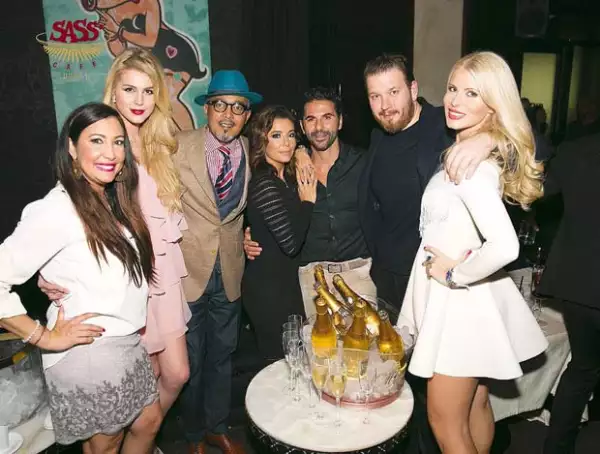 Y mientras lo asimilan, la pareja disfruta de su compromiso al lado de sus amigos.