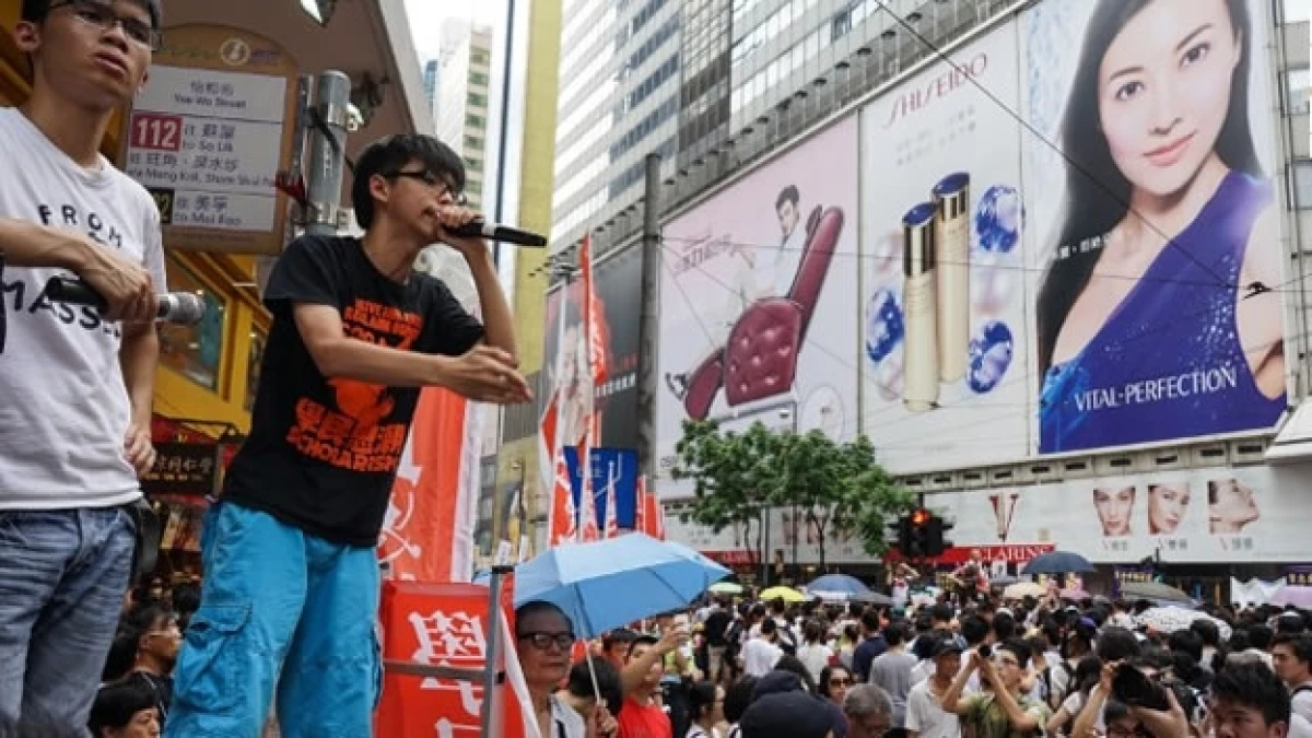 Joshua Wong, el estudiante que construyó un movimiento juvenil prodemocracia en Hong Kong, durante un mitín