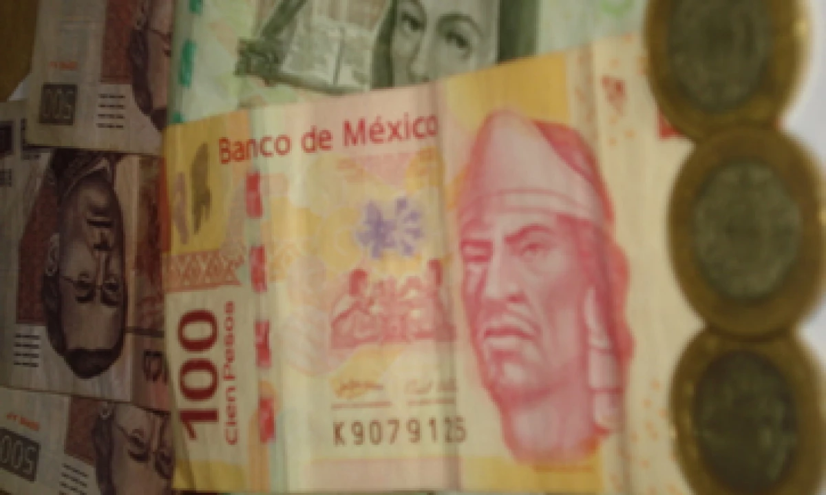 En ventanillas de bancos y casas de cambio, el peso operó en 11.35 a la compra y en 11.75 a la venta. (Foto: Karina Hernández)
