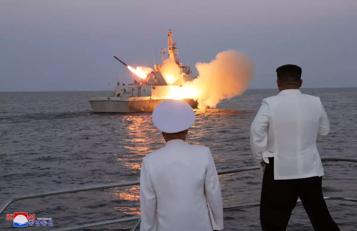 El líder norcoreano Kim Jong Un supervisa una prueba estratégica de misiles de crucero a bordo de un buque de guerra de la marina en esta foto sin fecha publicada por la Agencia Central de Noticias de Corea del Norte (KCNA) el 21 de agosto de 2023.