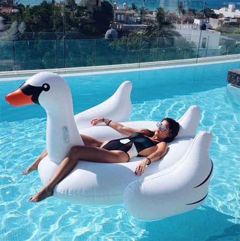 Pam Allier disfruta tomar en sol en un ganzo