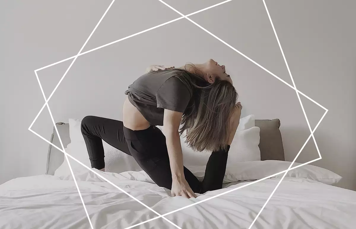 6-posturas-yoga-energía-despertar-mañanas-activar-músculos-cuerpo-relajar-respiracion-boost-técnica-rutina-cama-mat.jpg