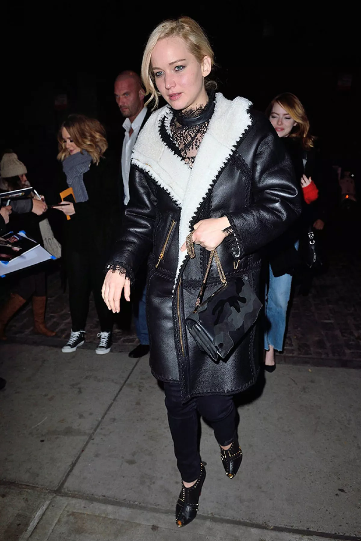 Tras el derroche de glamour que ha mostrado en la gira promocional de Sinsajo Parte 2, Jennifer Lawrence optó esta vez por un look casual pero sexy.