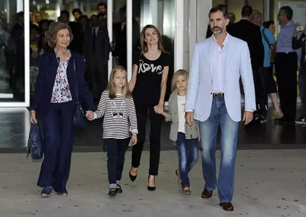 Los Príncipes de Asturias llevaron a las infantas Leonor y Sofía a visitar a su abuelo en su recuperación, en compañía de la Reina.