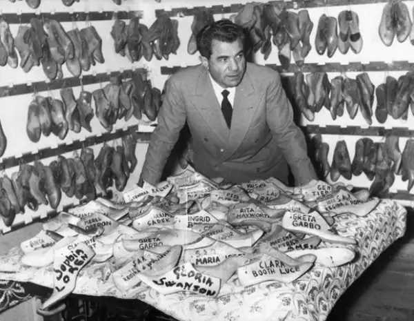 Salvatore Ferragamo durante sus años creativos.