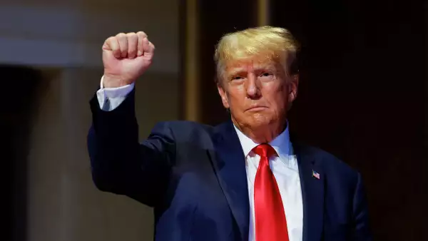 El expresidente de los Estados Unidos y candidato presidencial republicano Donald Trump hace un gesto mientras asiste a la convención del Partido Republicano de Carolina del Norte en Greensboro, Carolina del Norte, EE. UU., el 10 de junio de 2023.