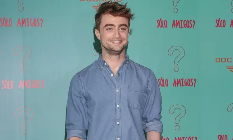 Pese a que se canceló la red carpet de la premiere de su película en Ciudad de México, el actor agradeció hablando en español para sus fans y saliendo a saludarlos desde el balcón de su hotel.