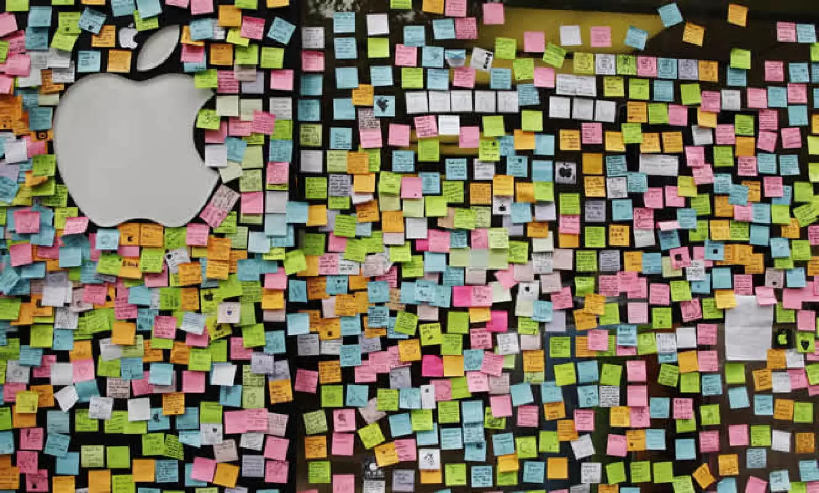 Los pedidos superaron los 600,000 por el iPhone 4, aunque ese modelo se vendió en menos países.