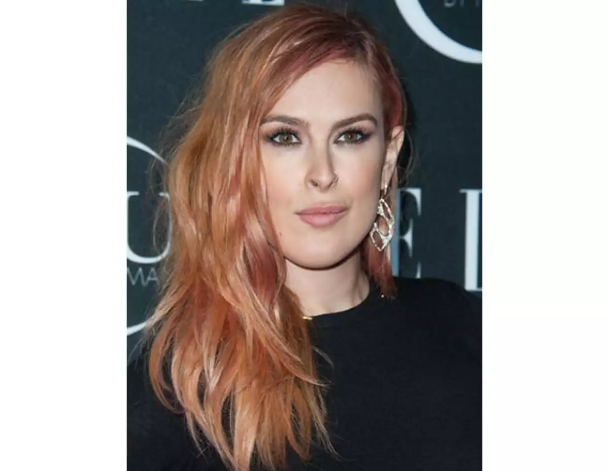 Rumer Willis asistió a ELLE Women in Music, y decidió aparecer con un outfit risqué, con una falda cut-out, que dejó ver más que su buen gusto por la música.