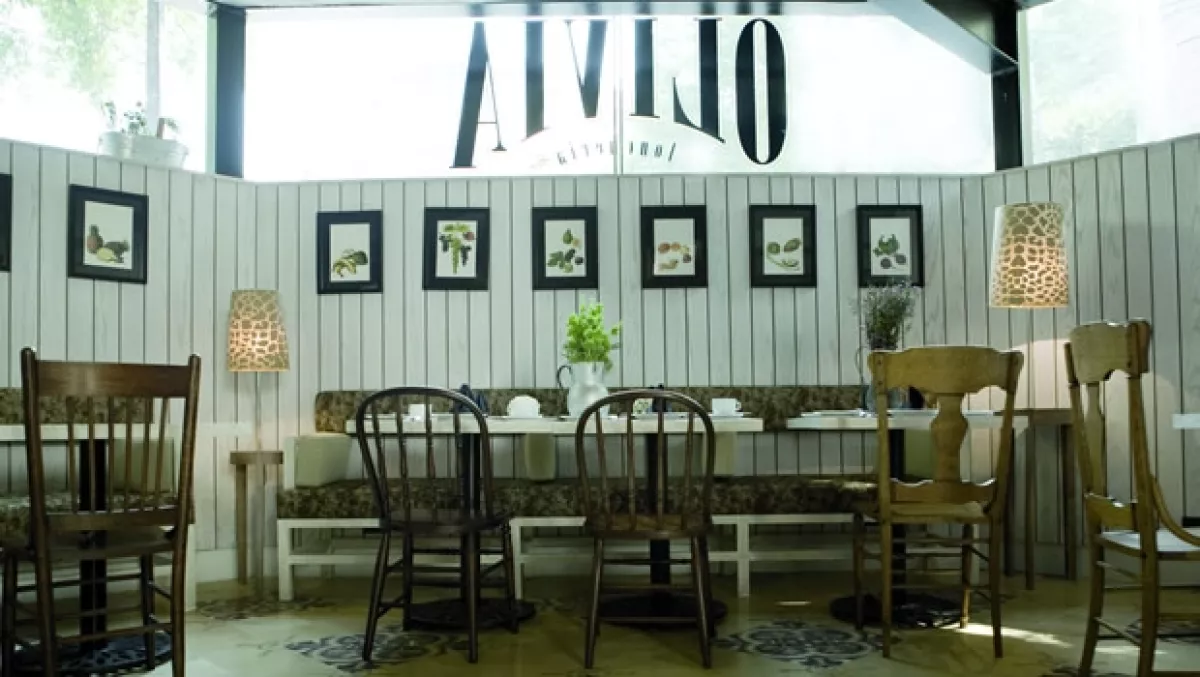 La Lonchería Olivia, ideal para disfrutar de una copa de vino y una tabla de quesos, rinde tributo a los restaurantes tradicionales de la Roma.