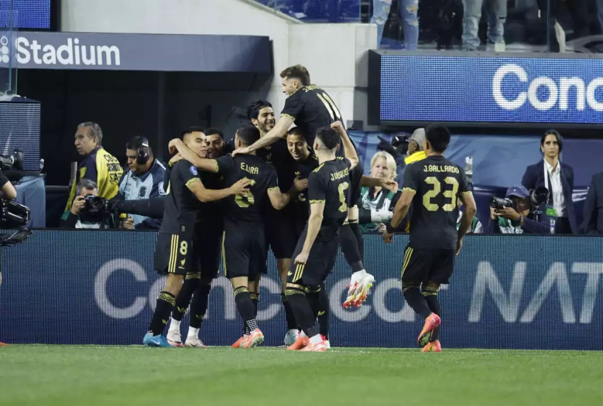 Foto de la selección mexicana en el campo de juego del SiFi Stadium celebrando un gol de Raul Jiménez