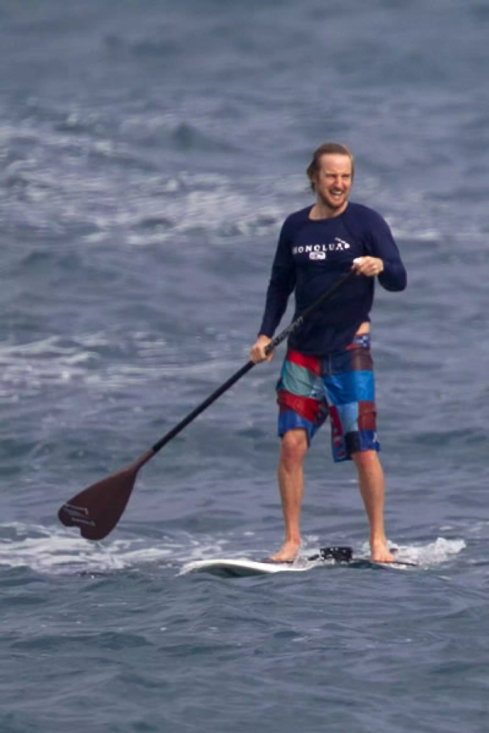 Owen Wilson también surfea seguido en Hawai.