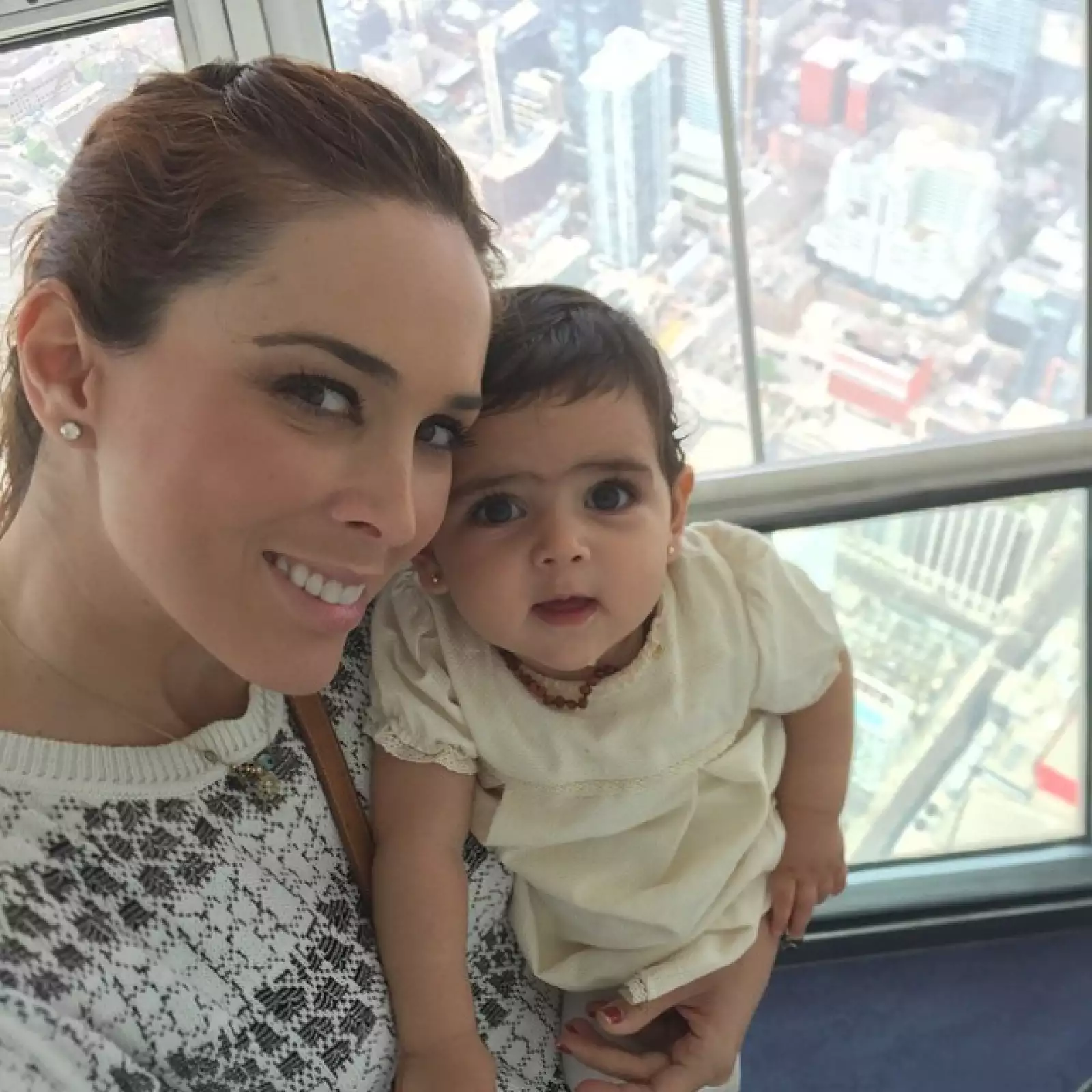 Jacky Bracamontes ha heredado a su hija su admirable estilo.