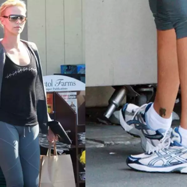 Charlize Theron tiene un tatuaje en forma de pez en el tobillo derecho. Se dice que tiene otro, en forma de flor, en su pie izquierdo.