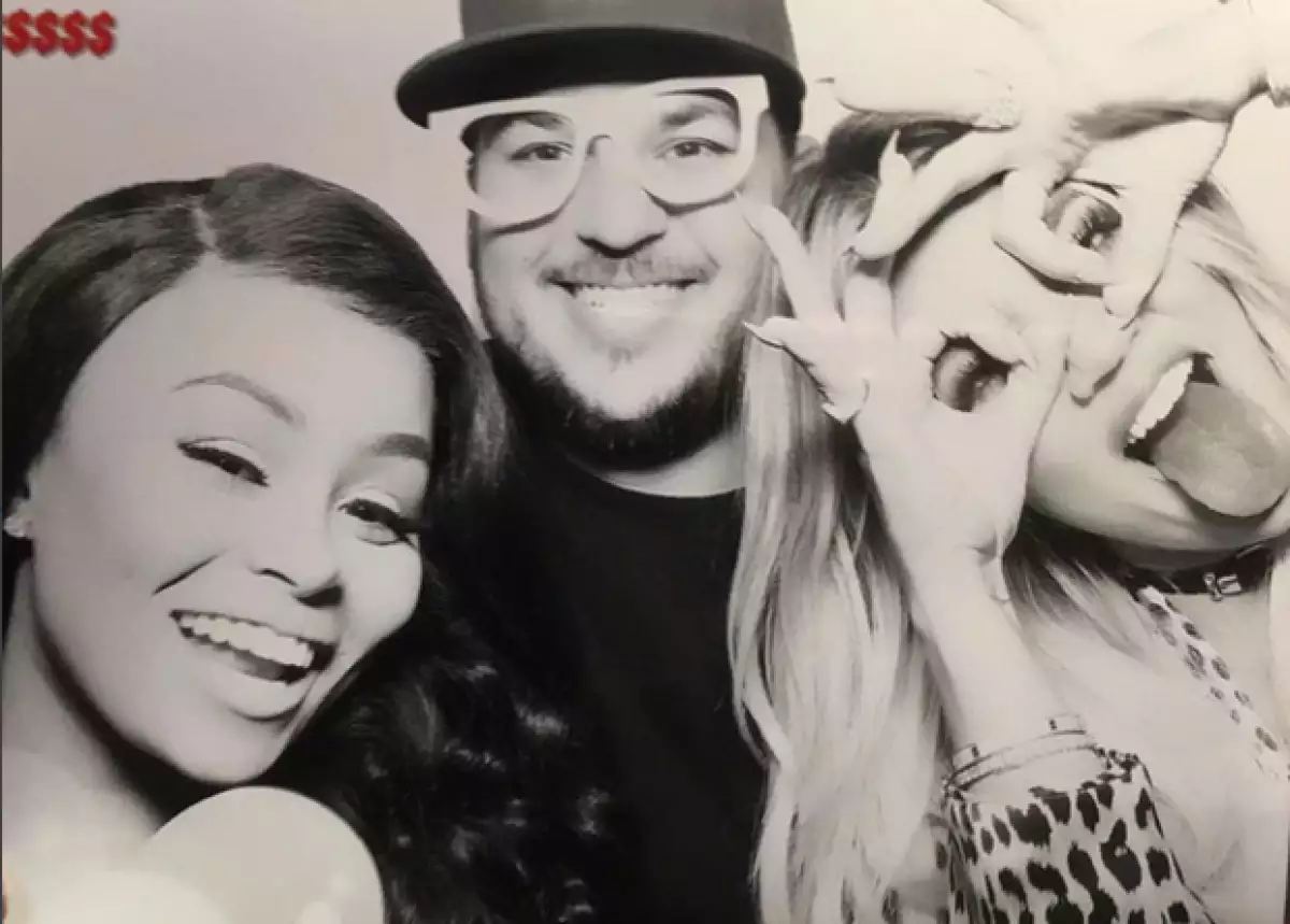 La menor de las hermanas Kardashian dejó a un lado las extravagantes fiestas para celebrar su cumpleaños con unos divertidos juegos.