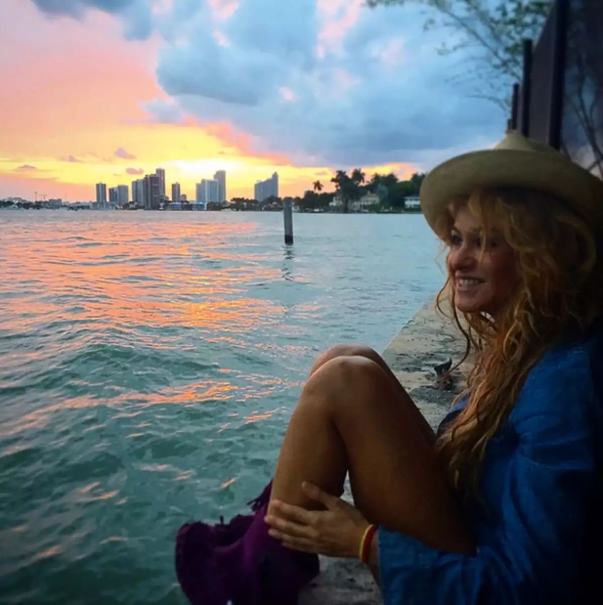 La cantante disfrutando del ocaso cerca del mar.